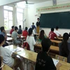 Giám thị coi thi phổ biến quy chế tại điểm thi trường trung học phổ thông chuyên Hoàng Văn Thụ, thành phố Hòa Bình. (Ảnh: Vũ Hà/TTXVN)