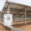 Khu vực lắp đặt các tấm pin mặt trời của Nhà máy điện năng lượng Mặt Trời kết hợp nông nghiệp công nghệ cao tại Trường Đại học Cửu Long. (Ảnh: Lê Thúy Hằng/TTXVN)