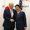 Thủ tướng Nhật Bản Shinzo Abe (phải) và Tổng thống Mỹ Donald Trump trong cuộc gặp bên lề Hội nghị thượng đỉnh G20 ở Osaka, Nhật Bản, ngày 28/6/2019. (Nguồn: AFP/TTXVN)