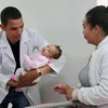 Bác sỹ Cuba chăm sóc một em nhỏ tại cơ sở y tế ở Alexania, bang Goias, Brazil. (Nguồn: AFP/TTXVN)