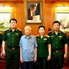 Đại tướng Lương Cường và cán bộ Cơ quan Tổng cục Chính trị chụp ảnh với nguyên Tổng Bí thư Lê Khả Phiêu. (Nguồn: Báo Quân đội nhân dân)