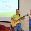 Nhạc sỹ Trương Quý Hải giao lưu hát cùng đoàn viên Thanh niên TTXVN. (Ảnh: Thành Đạt/TTXVN)