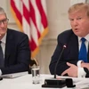 Tổng thống Mỹ Donald Trump ngồi cạnh CEO Apple Tim Cook tại một cuộc họp tháng 3/2019. (Nguồn: Getty Images)