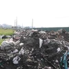 Các loại rác thải sau khi được tái chế còn xỉ nhôm đổ chất thành núi tại thôn Mẫn Xá, xã Văn Môn, huyện Yên Phong, tỉnh Bắc Ninh. (Ảnh: Thái Hùng/TTXVN)