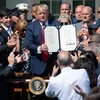 Tổng thống Mỹ Donald Trump (giữa) tại lễ ký phê chuẩn dự luật đảm bảo rằng Quỹ bồi thường nạn nhân trong vụ tấn công khủng bố đẫm máu 11/9 sẽ không bao giờ cạn kiệt. (Nguồn: AFP/TTXVN)