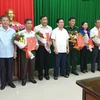 Các cán bộ nhận quyết định chỉ định Ủy viên Ban Chấp hành Đảng bộ tỉnh Trà Vinh nhiệm kỳ 2015-2020. (Ảnh: Thanh Hòa/TTXVN)