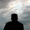 Nhà lãnh đạo Triều Tiên Kim Jong-un thị sát vụ phóng thử tên lửa đạn đạo tại một địa điểm không xác định ở Triều Tiên, ngày 31/7/2019. (Nguồn: YONHAP/TTXVN)