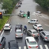 Đường Đàm Quang Trung, quận Long Biên, Hà Nội bị ngập sâu hơn nửa mét. (Ảnh: Đức Thanh/TTXVN)