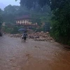 Nước lũ dâng cao làm ngập 1 tuyến đường tại huyện biên giới Mường Lát, Thanh Hóa. (Ảnh: Nguyễn Nam/TTXVN)