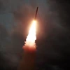 Đài truyền hình Trung ương Triều Tiên ngày 1/8/2019 đăng phát ảnh hệ thống tên lửa dẫn đường phóng loạt cỡ lớn mới phát triển được nước nay thử nghiệm ngày 31/7/2019. (Nguồn: YONHAP/TTXVN) 