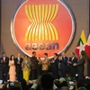 Tổng thống Jokowi trao chìa khóa tượng trưng cho Tổng Thư ký ASEAN Lim Jock Hoi. (Ảnh: Đỗ Quyên/Vietnam+)