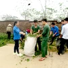 Chiến sỹ Trung đoàn 58 cùng đoàn viên thanh niên địa phương thực hiện vệ sinh môi trường đường làng, ngõ xóm. (Ảnh: Tiến Thành/Vietnam+)