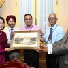Đại biểu đoàn Ấn Độ tặng quà Phó Chủ tịch nước Đặng Thị Ngọc Thịnh. (Ảnh: Doãn Tấn/TTXVN)