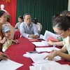 Phụ huynh đến nộp hồ sơ tuyển sinh tại trường Mầm non Tân Giang, thành phố Hà Tĩnh. (Ảnh: Hoàng Ngà/TTXVN)