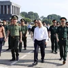 Thủ tướng Nguyễn Xuân Phúc trực tiếp kiểm tra kết quả công tác tu bổ định kỳ Lăng Chủ tịch Hồ Chí Minh. (Ảnh: Thống Nhất/TTXVN)