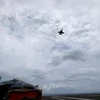 Máy bay chiến đấu Mỹ bay phía trên tàu sân bay trong một đợt tuần tra ở Biển Đông. (Nguồn: AP)