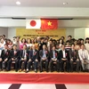 Các đại biểu và cộng đồng người Việt Nam chụp ảnh lưu niệm trong buổi Lễ thành lập Hội người Việt Nam tại khu vực Trung Nam Nhật Bản. (Ảnh: Thành Hữu/Vietnam+)