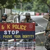 Lực lượng an ninh gác trên một đường phố ở Srinagar, bang Kashmir, Ấn Độ ngày 17/8. (Nguồn: AFP/TTXVN)