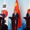 Ngoại trưởng Hàn Quốc Kang Kyung-wha, Ngoại trưởng Trung Quốc Vương Nghị, Ngoại trưởng Nhật Bản Taro Kono trong cuộc họp báo chung sau hội đàm ba bên tại Bắc Kinh ngày 21/8/2019. (Nguồn: YONHAP/TTXVN)