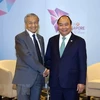 Thủ tướng Nguyễn Xuân Phúc và Thủ tướng Malaysia Mahathir Bin Mohamad trong cuộc gặp bên lề Hội nghị Cấp cao Hiệp hội các quốc gia Đông Nam Á (ASEAN) lần thứ 33 và các hội nghị cấp cao liên quan tại Singapore. (Ảnh: Thống Nhất/TTXVN)