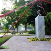 Đại sứ Việt Nam tại Cuba Nguyễn Trung Thành dâng hoa tưởng nhớ Chủ tịch Hồ Chí Minh. (Ảnh: Lê Hà/TTXVN)