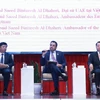 Đại sứ Các tiểu vương quốc Arab thống nhất (UAE) tại Việt Nam Obaid Saeed Bintaresh Al Dhaheri (giữa) phát biểu tham luận. (Ảnh: Lâm Khánh/TTXVN)