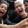 Giám đốc điều hành Apple, Tim Cook chụp ảnh tự sướng với một người tham dự sự kiện ngày 10/9 tại Nhà hát Steve Jobs, trụ sở Apple ở Cupertino, California, Mỹ (Nguồn: Getty Images)