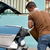 Một người dân Cuba đổ xăng vào ôtô ở La Habana. (Nguồn: Getty Images)