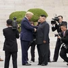 Tổng thống Mỹ Donald Trump cùng với nhà lãnh đạo Triều Tiên Kim Jong-un bắt tay nhau khi đứng trên phần lãnh thổ Triều Tiên ở làng đình chiến Panmunjom trong Khu phi quân sự. (Nguồn: Reuters)