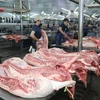 Thịt lợn được giết mổ, chuẩn bị cung ứng ra thị trường tại chợ đầu mối nông sản thực phẩm Hóc Môn, Thành phố Hồ Chí Minh. (Ảnh: Đinh Hằng/TTXVN)