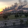 Cột khói bốc lên tại cơ sở dầu mỏ của Saudi Arabia sau vụ tấn công. (Nguồn: Wall Street Journal)