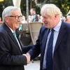 Thủ tướng Anh Boris Johnson (phải) và Chủ tịch Ủy ban châu Âu (EC) Jean-Claude Juncker trong cuộc gặp tại Luxembourg ngày 16/9. (Nguồn: AFP/TTXVN)