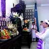 Ông Nguyễn Hữu Nhơn, Chánh Hội trưởng Ban Cai quản Nam Thành Thánh thất thực hiện nghi thức thắp hương khởi đầu buổi lễ. (Ảnh: Xuân Khu/TTXVN)