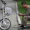 Một người Triều Tiên đang dùng điện thoại đi động ở Bình Nhưỡng. (Nguồn: Reuters)