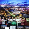 Bộ trưởng Bộ Thông tin và Truyền thông Nguyễn Mạnh Hùng (thứ 4 từ phải) và các đại biểu nhấn nút vận hành thử nghiệm chương trình. (Ảnh: Thanh Thương/TTXVN)