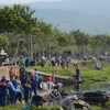Các lực lượng tham gia chiến dịch làm sạch môi trường tại Cảng cá Thọ Quang. (Ảnh: Văn Dũng/TTXVN)
