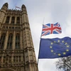 Ảnh tư liệu: Quốc kỳ Anh (phía trên) và cờ Liên minh châu Âu (phía dưới) bên ngoài tòa nhà Quốc hội Anh ở London. (Nguồn: THX/TTXVN)