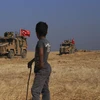 Xe quân sự của Thổ Nhĩ Kỳ tiến hành một cuộc tuần tra chung với các lực lượng Mỹ ở đông bắc Syria vào thứ Sáu 4/10. (Nguồn: AP)