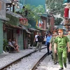 Lực lượng chức năng quận Hoàn Kiếm xử lý vi phạm của khu vực càphê đường tàu. (Ảnh: Hồng Vỹ/TTXVN phát)