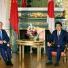 Thủ tướng Nhật Bản Shinzo Abe hội kiến với Phó Chủ tịch Trung Quốc Vương Kỳ Sơn, ngày 23/10. (Nguồn: Kyodo)