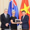 Ông Nguyễn Thành Phong, Chủ tịch Ủy ban Nhân dân Thành phố Hồ Chí Minh (bên phải) tặng quà cho bà Linda Dessau, Thống đốc Bang Victoria, Australia (giữa), ngày 4/10, trong chuyến thăm Thành phố Hồ Chí Minh. (Ảnh: Xuân Khu/TTXVN)