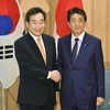 Thủ tướng Nhật Bản Shinzo Abe hội đàm với người đồng cấp Hàn Quốc Lee Nak Yon, ở Tokyo, ngày 24/10. (Nguồn: Reuters)
