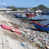 Tràn ngập rác thải tại khu vực bờ kè Đầm Nại, huyện Ninh Hải. (Ảnh: Nguyễn Thành/TTXVN)