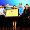 Ban thường vụ Thành ủy Thành phố Hồ Chí Minh trao bảng đồng về các giá trị hình mẫu thanh niên. (Ảnh: Thành Chung/TTXVN)