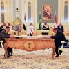 Tổng thống Yemen Abd-Rabbu Mansour Hadi (thứ 3, phải, phía xa) và Thái tử Saudi Arabia Mohammed bin Salman Al Saud (thứ 4, phải, phía xa) chứng kiến lễ ký thỏa thuận chia sẻ quyền lực, tại Riyadh ngày 5/11/2019. (Nguồn: THX/TTXVN)