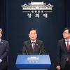 Ông Chung Eui-yong, Cố vấn An ninh Quốc gia Hàn Quốc (ở giữa) phát biểu tại buổi họp báo, ngày 10/11. (Nguồn: Yonhap)