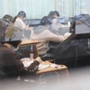 Các thí sinh chờ bắt đầu làm bài kiểm tra năng lực đại học (CSAT) tại trường trung học Namsan ở Daegu, ngày 14/11. (Nguồn: Yonhap)