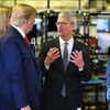 Tổng thống Mỹ Donald Trump (trái) và Giám đốc điều hành Apple Tim Cook (giữa) đi thăm nhà máy sản xuất máy tính Flextronics, ở Austin, bang Texas, ngày 20/11. (Nguồn: Getty Images)