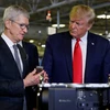 Tổng thống Donald Trump và CEO Apple Tim Cook trong chuyến thăm nhà máy Apple ở Austin, bang Texas. (Nguồn: AP)
