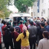 Khoảng 17 giờ chiều 19/11, sản phụ Mơ được chuyển lên Bệnh viện đa khoa tỉnh Nghệ An để điều trị. (Nguồn: TTXVN phát)